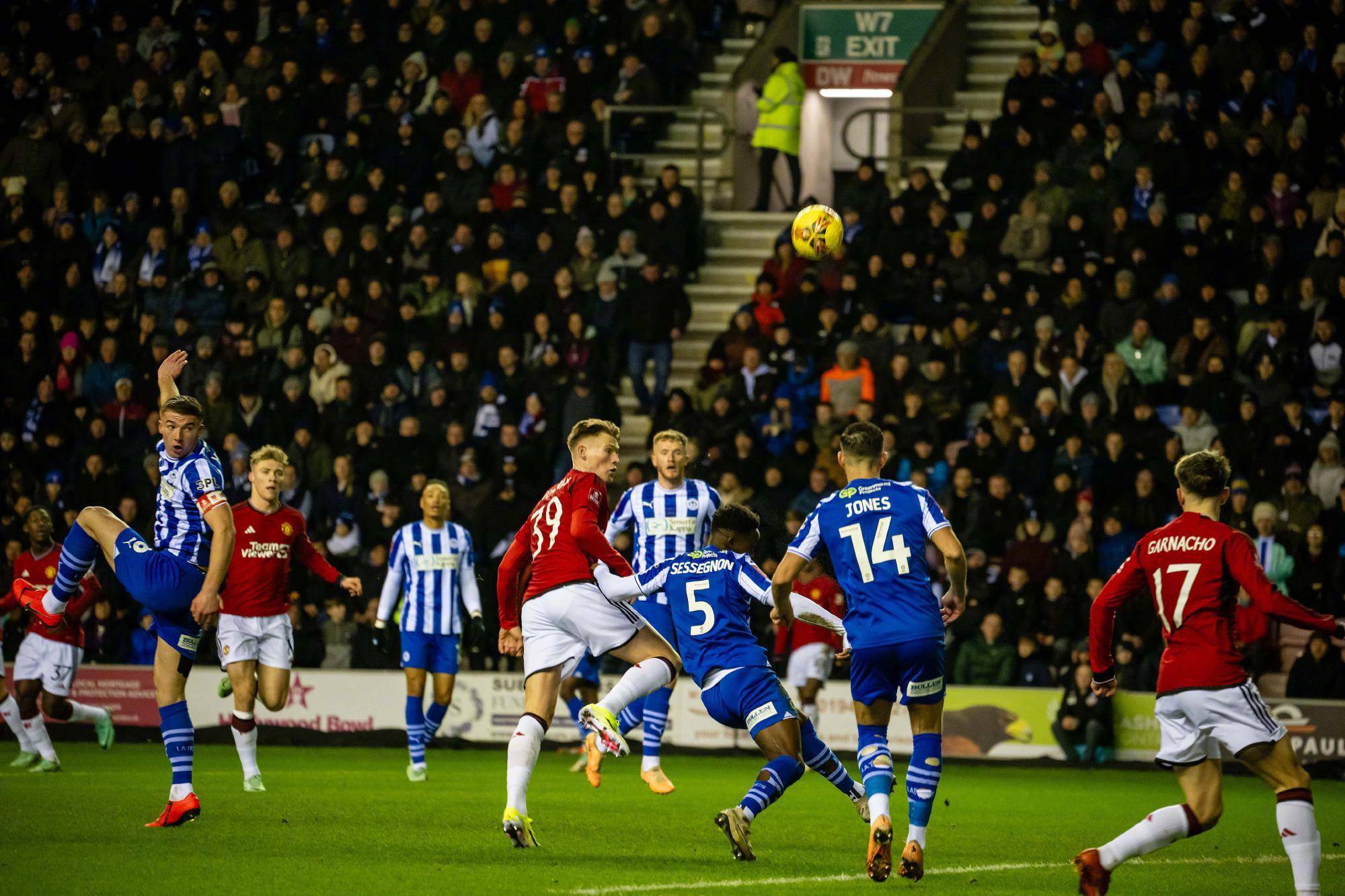 热刺险胜皇马，贝尔扑点救主足总杯的简单介绍