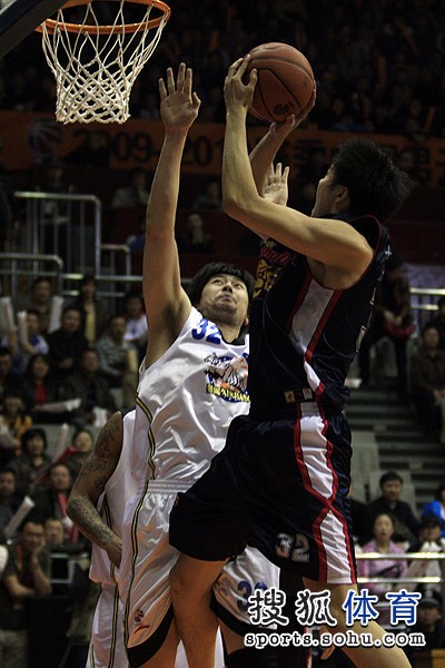 青海队与新疆队的比赛火爆上演 青海队与新疆队的比赛火爆上演