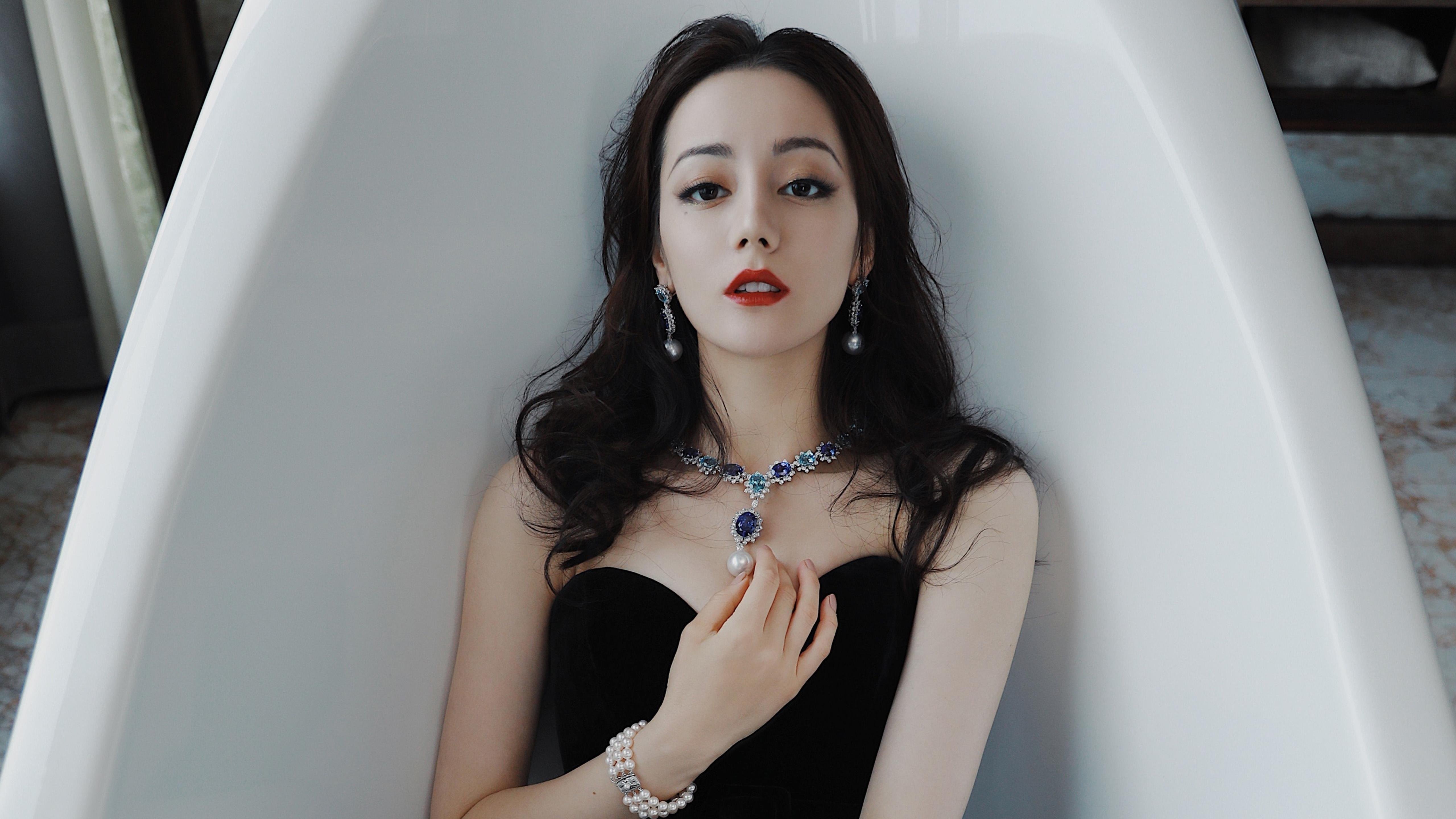 开拓者碾压上海取季前赛首胜，莫兰特全能输出引领比赛进程